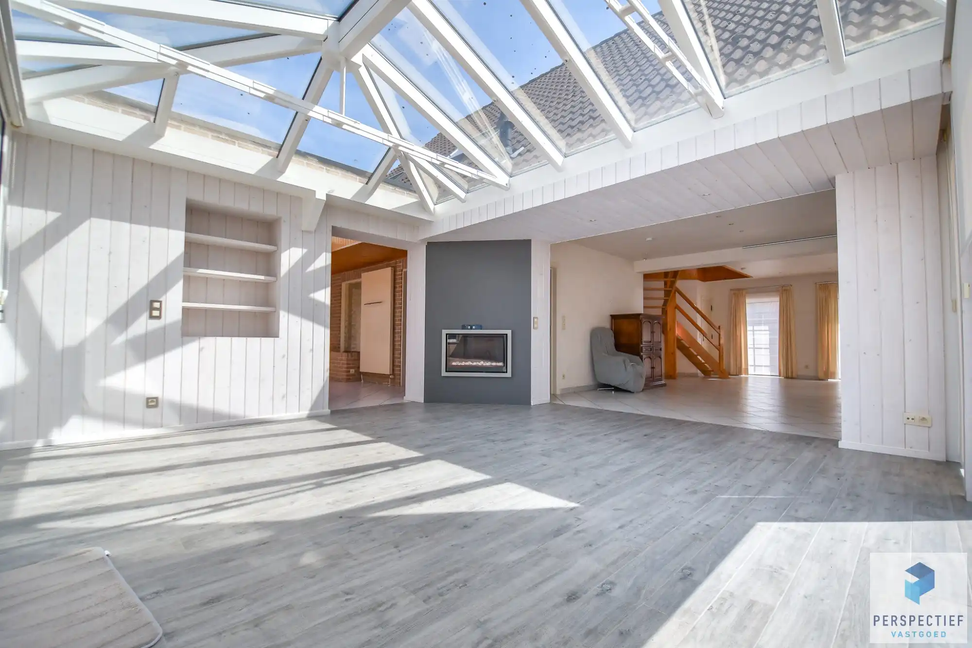 Unieke villa met dubbele garage en opslagplaats/ loods in rustige omgeving foto 11