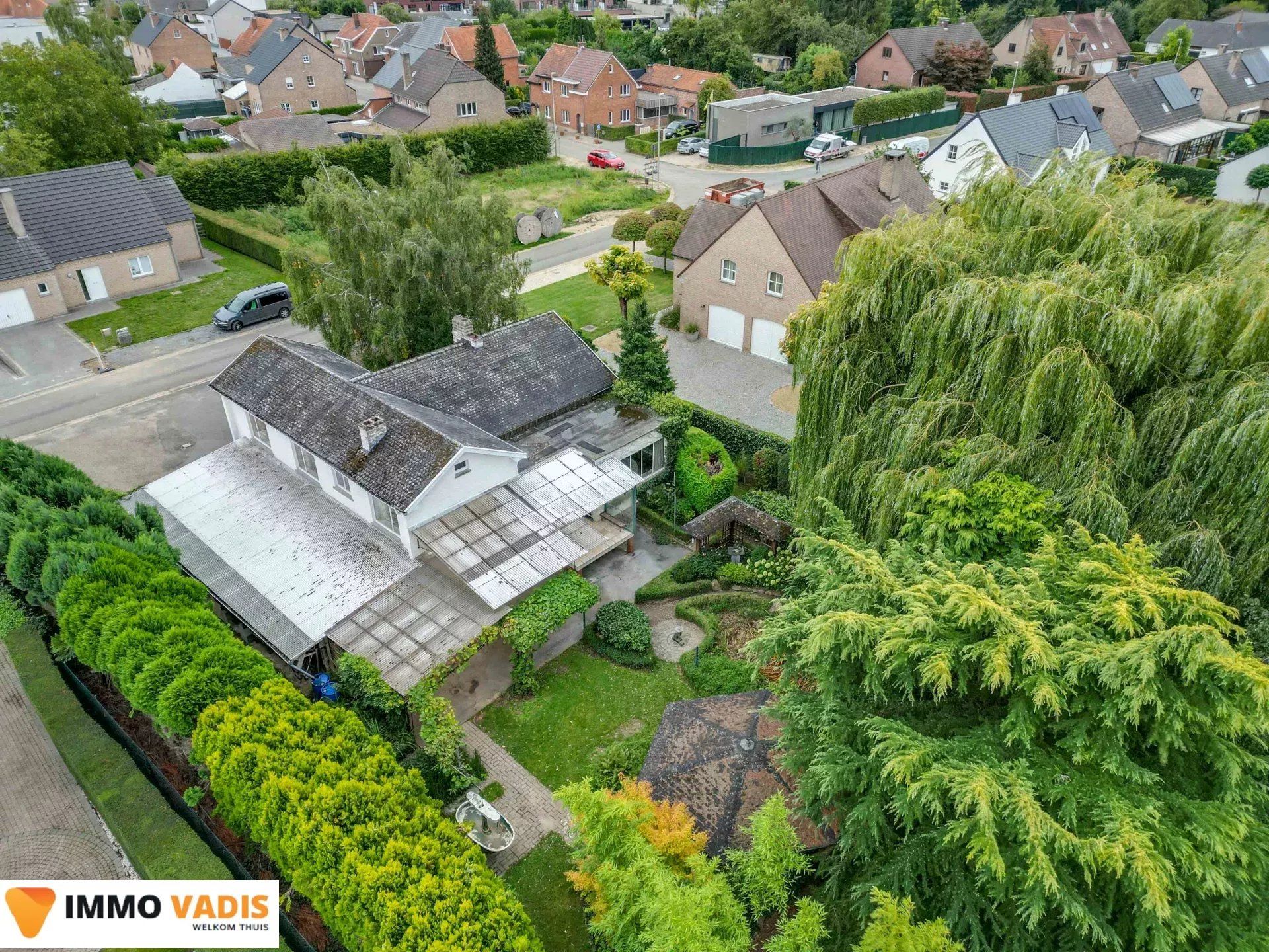 Te renoveren woning met  garage en mooie tuin foto 3