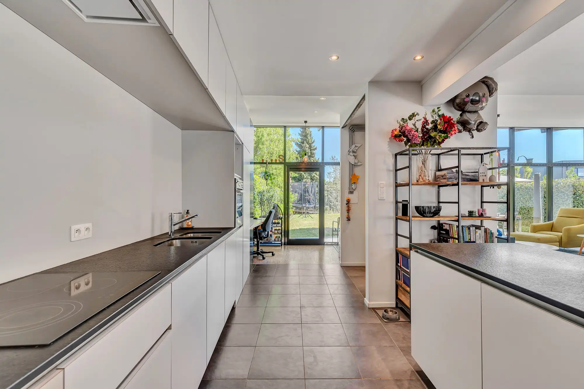Instapklare halfopen bebouwing met lichtrijke aanbouw foto 6