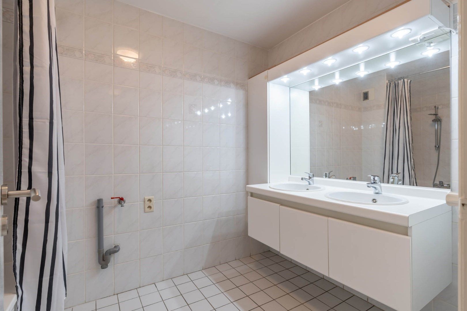 IN OPTIE - Zeer ruim en netjes verzorgd drie-slaapkamer appartement met kelder en garage te Schoonbeek - instapklaar ! foto 28