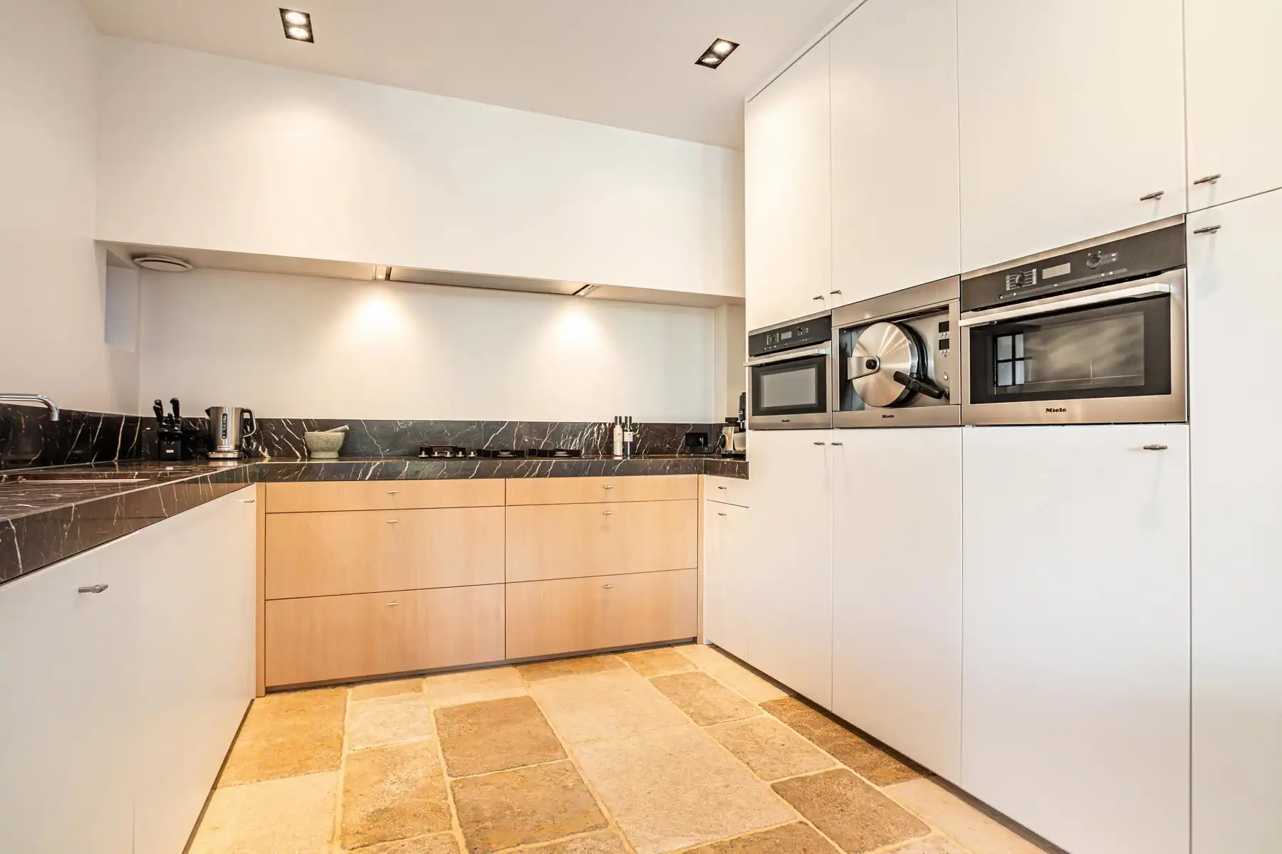 Exclusieve instapklare woning met zwembad en open groenzicht foto 48