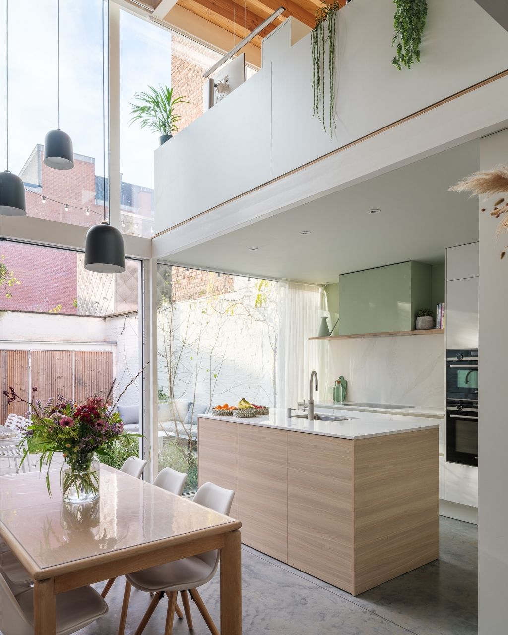 Prachtig gerenoveerde (Volt Architecten) interbellumwoning met vier slaapkamers, twee badkamers en zonnige stadstuin nabij de Bijloke. foto 2