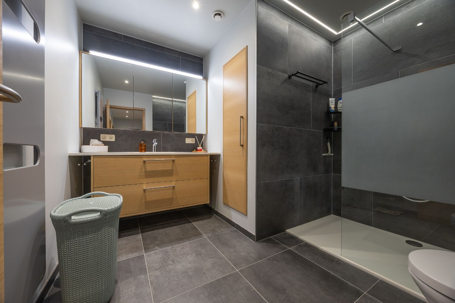 Gerenoveerd 2-slaapkamer appartement met inpandige garage in hartje Oostende foto 21