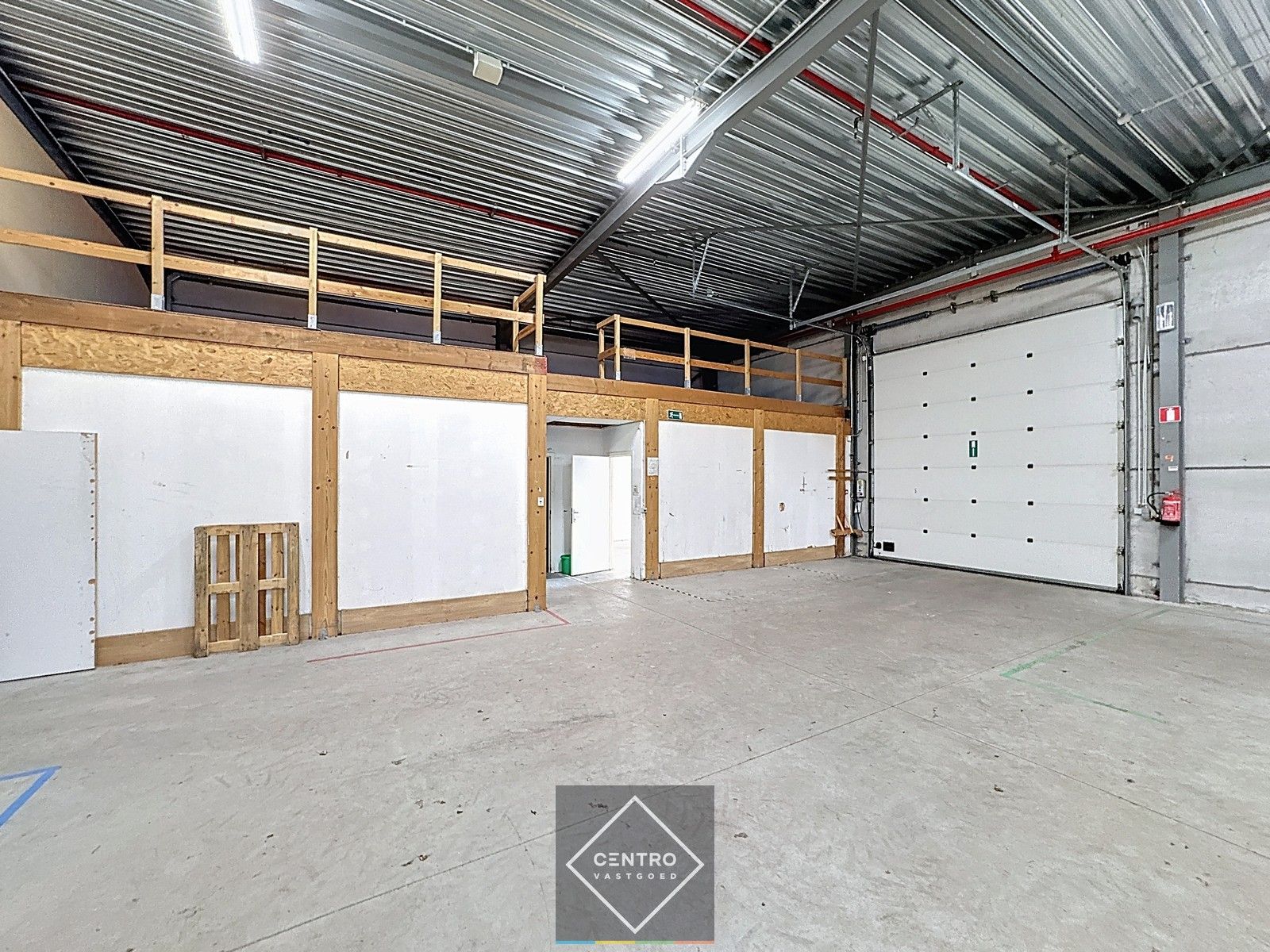 Instapklare OPSLAGRUIMTE (1.200m² - eventueel opsplitsbaar), toegankelijk voor opleggers langs De Torhoutsesteenweg (achter "Juntoo") te Oostende! Gemeenschappelijke parkeermogelijkheid rondom de gebouwen! foto 10