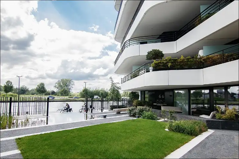 Knap afgewerkt 2-slaapkamerappartement met zonnig terras op het 5e verdiep en zicht op het water foto 2