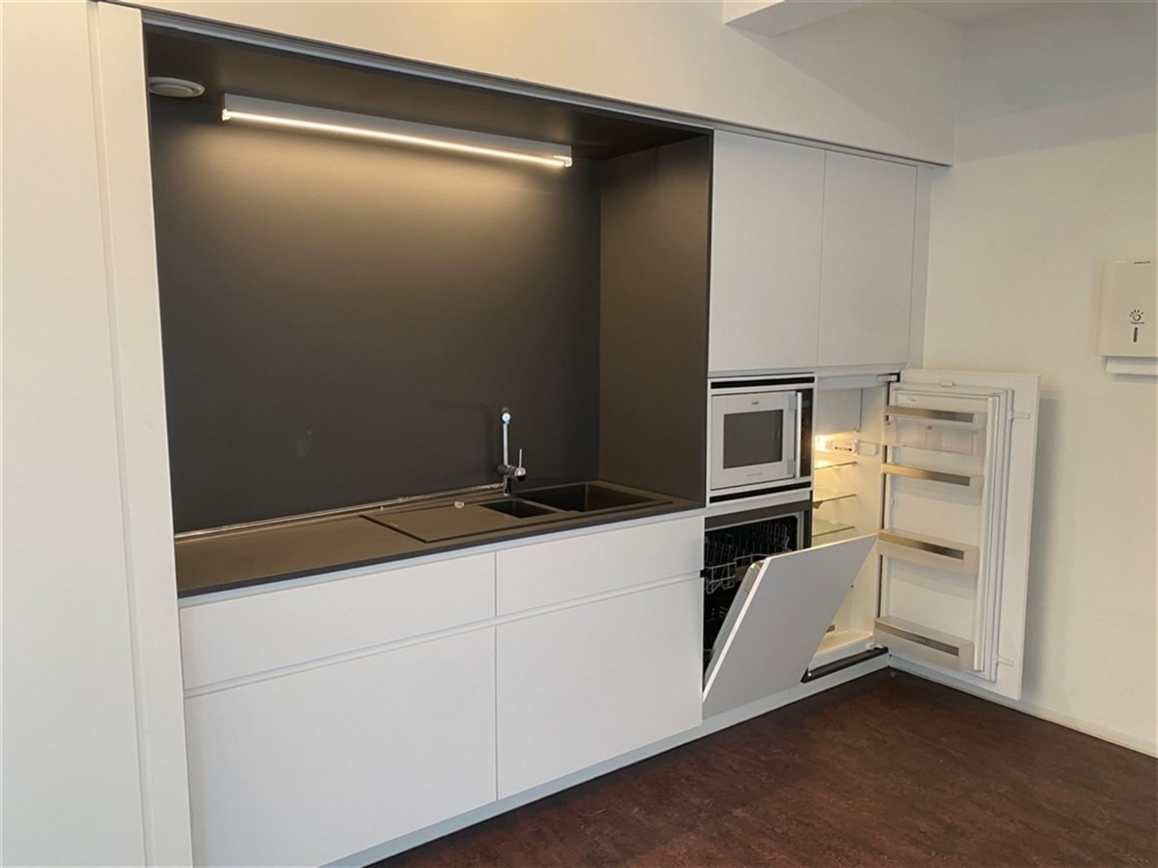 Gerenoveerd kantoor op commerciële zichtlocatie bij Zuidpark foto 3