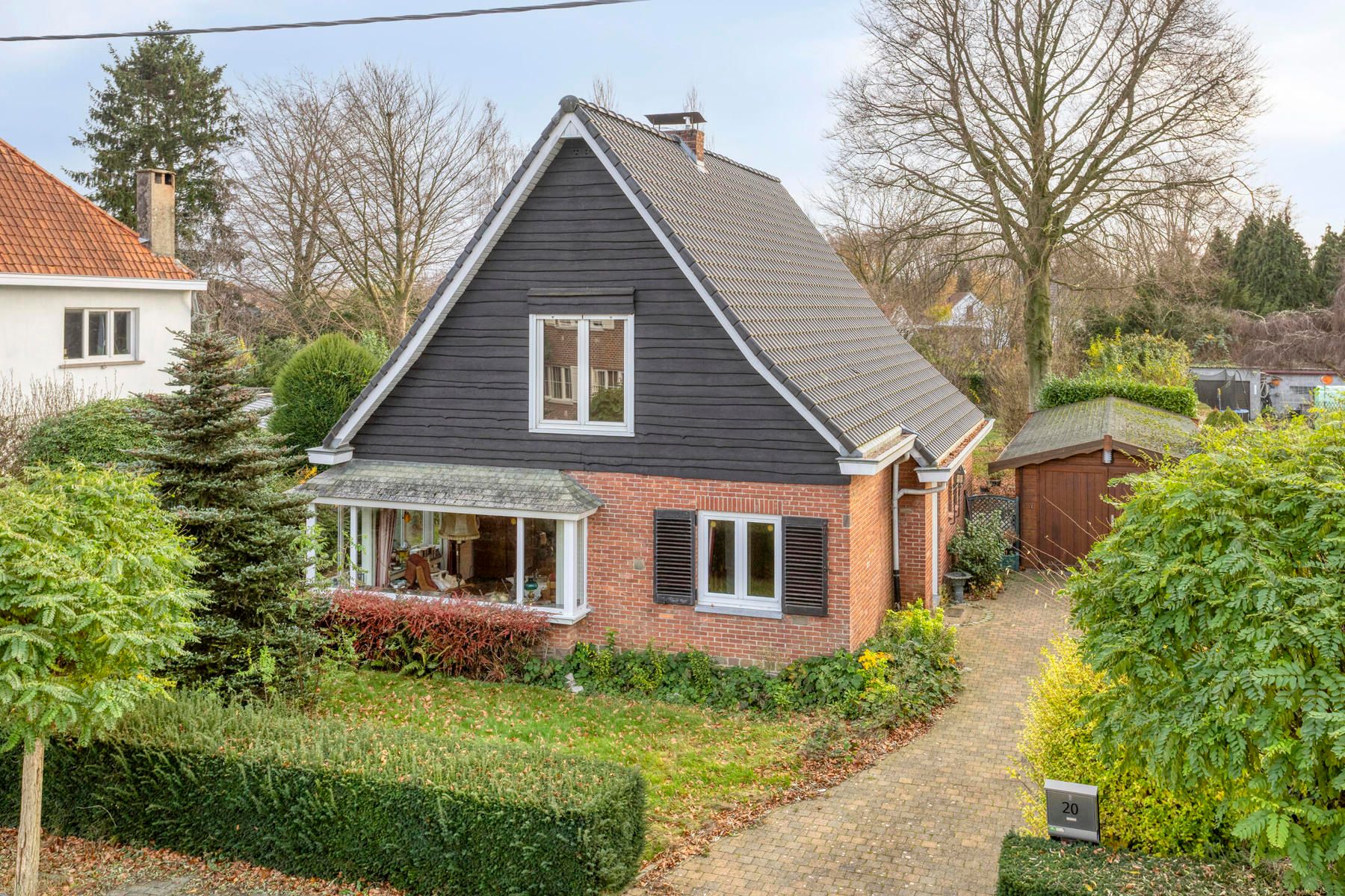 Hoofdfoto van de publicatie: Te renoveren 4-gevelwoning op prachtig perceel