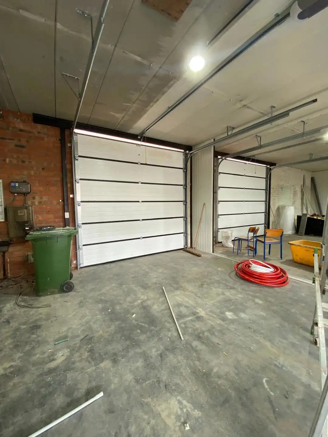 Volledig vernieuwd bedrijfsgebouw met kantoren en magazijnen foto 3