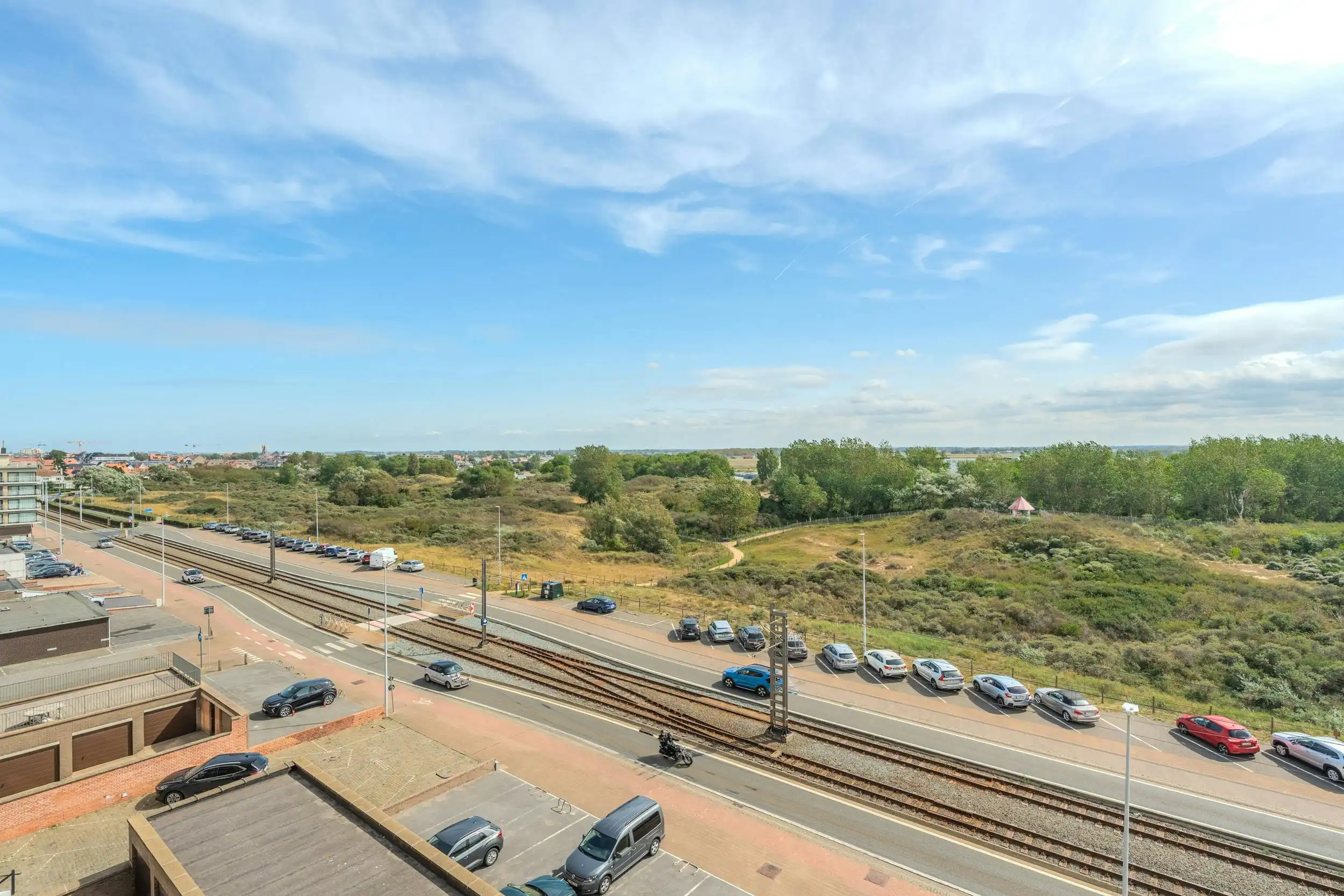 Zonnige studio met terras en magnifiek zicht op de duinen foto 12