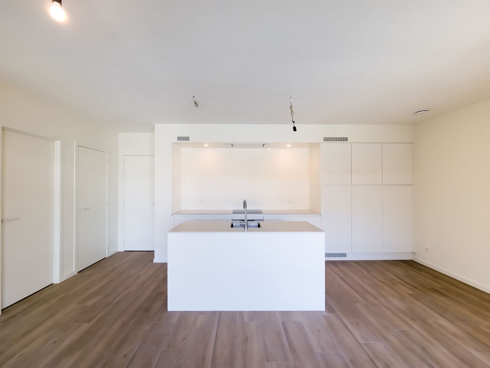 Ongemeubeld 1 slaapkamer app. met mooi terrras foto 4
