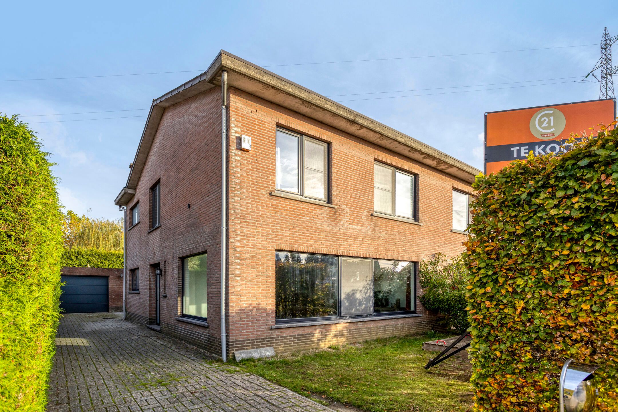 Halfopen bebouwing op uitstekende locatie foto 2