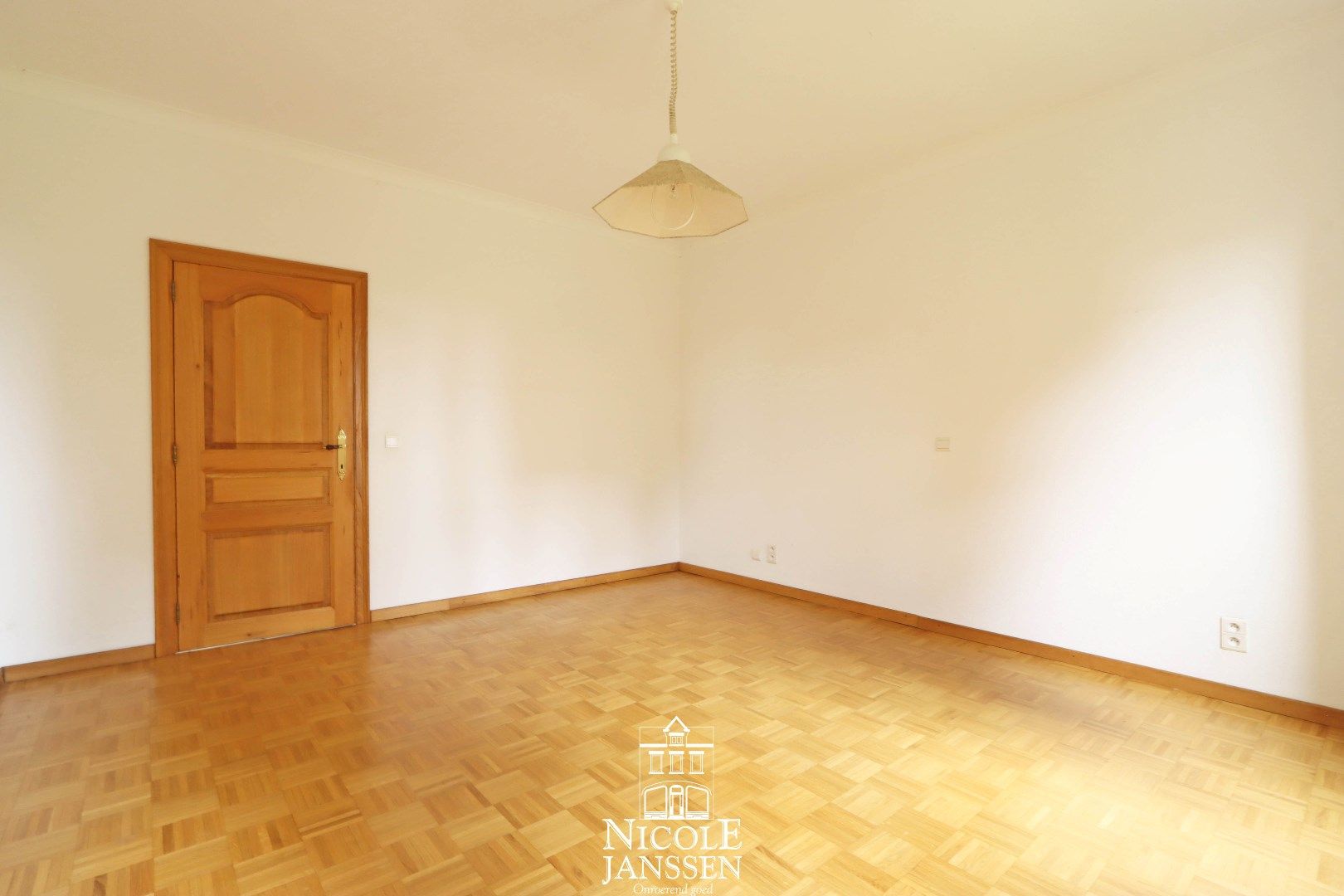 Ruim ingedeelde villa met 7 slaapkamers, dubbele garage en volledig omheinde tuin  foto 15