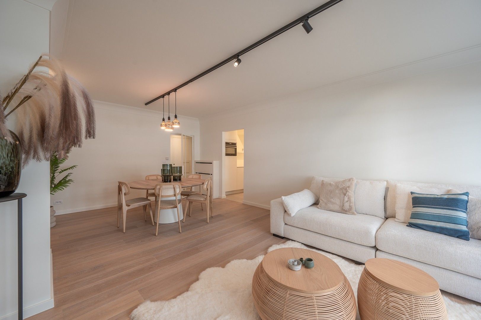 Schitterend gerenoveerd appartement heel goed gelegen op de Kustlaan te Knokke. foto 2