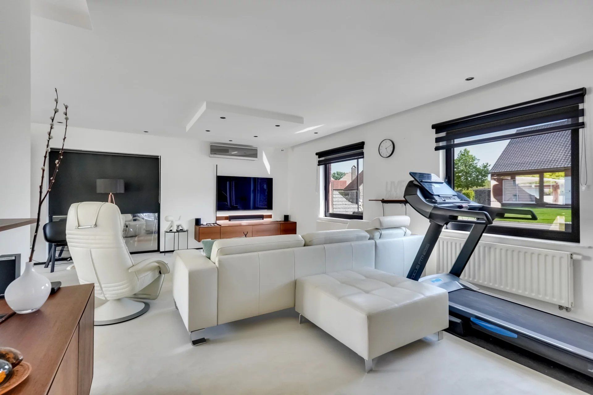 Ruime woning met zwembad op mooi groot perceel foto 5