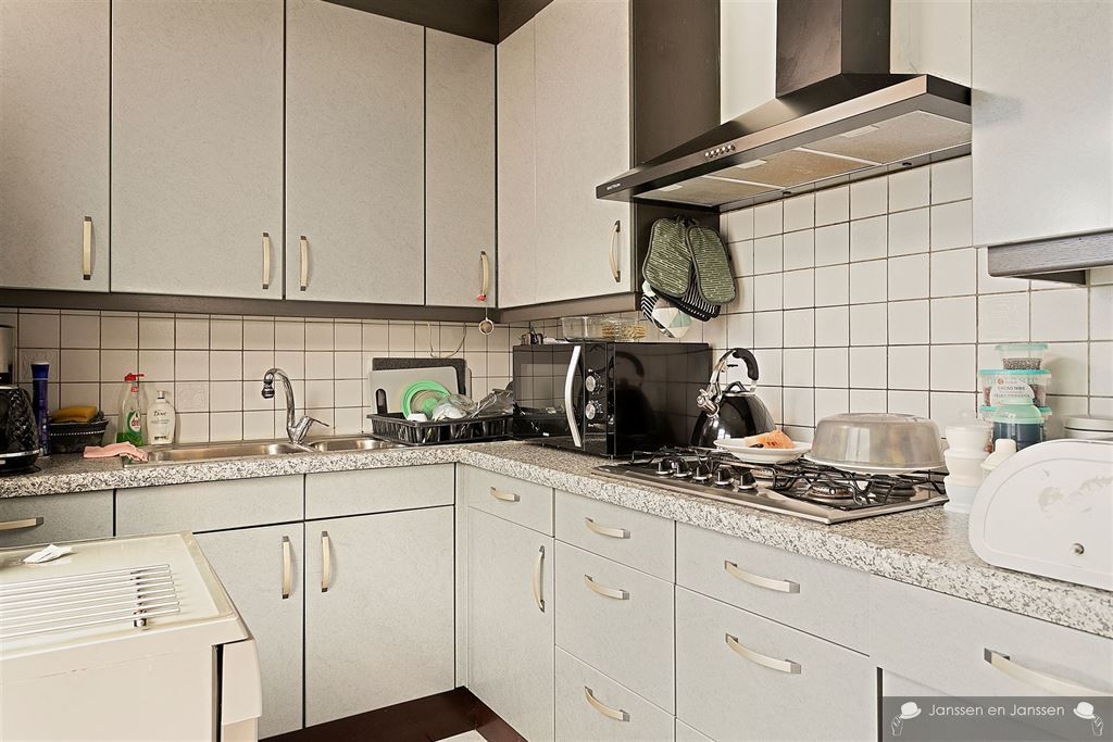 Zeer ruim huis met hoge plafonds, tuin en vier slaapkamers foto 11