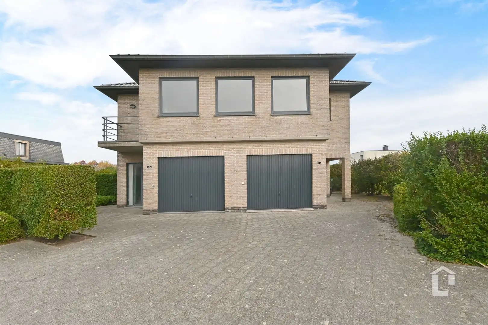 Investeringspand bestaand uit 2 ruime instapklare appartementen foto {{pictureIndex}}