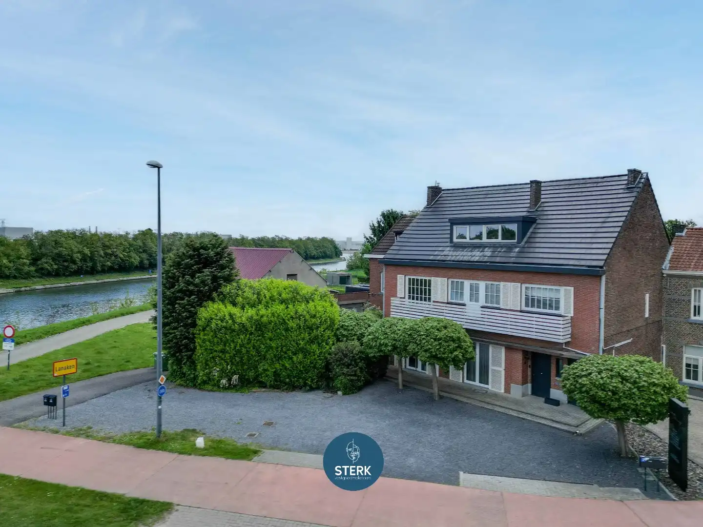 PAND MET 2 APPARTEMENTEN EN HANDELSRUIMTE TE BRIEGDEN-LANAKEN !  foto {{pictureIndex}}