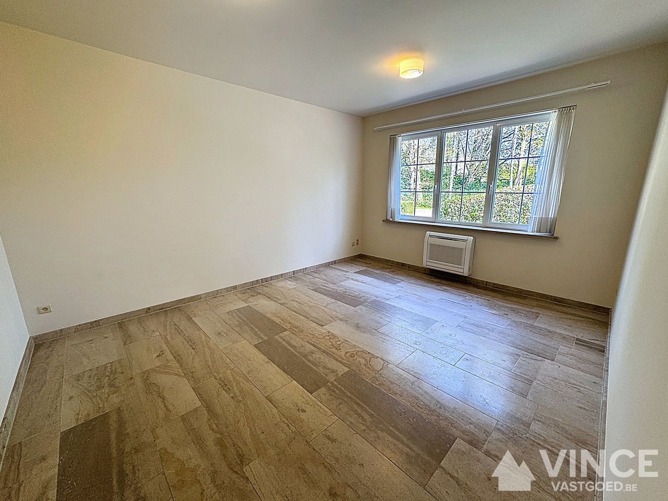 Prachtige villa in een rustige straat, omringd door groen foto 14