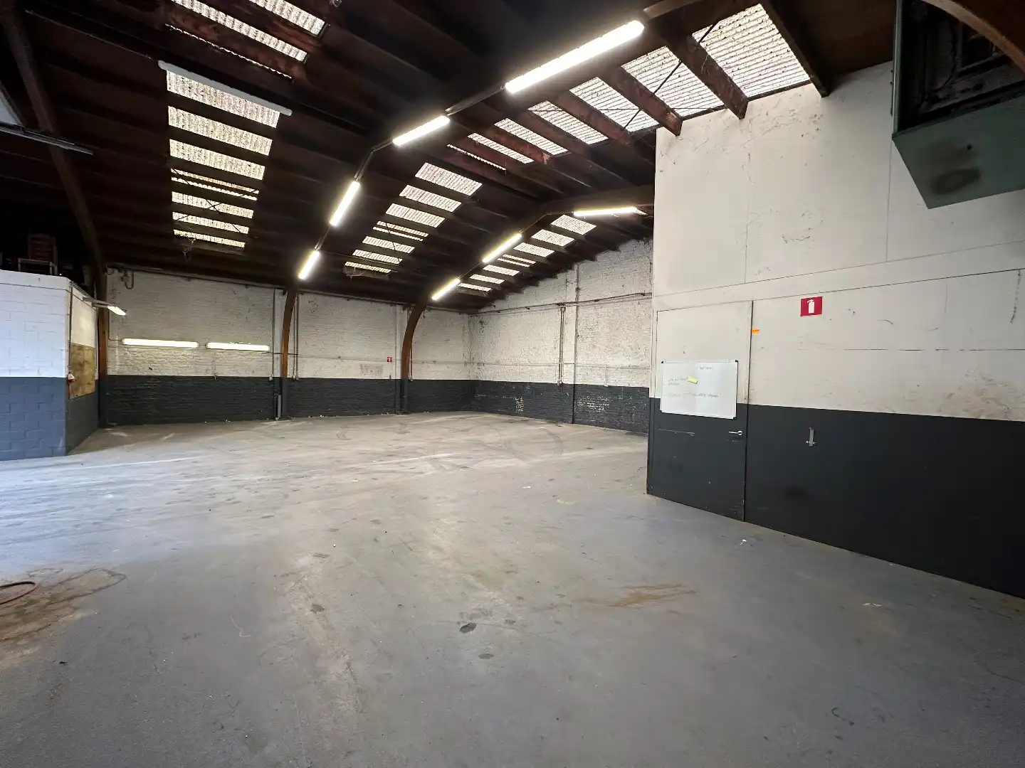 Magazijn met toonzaal te koop in centrum Heule. foto 6