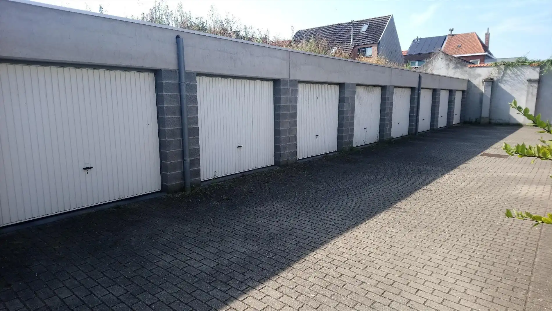 Gesloten garagebox op gelijkvloers, met elektriciteit en verlichting foto 3
