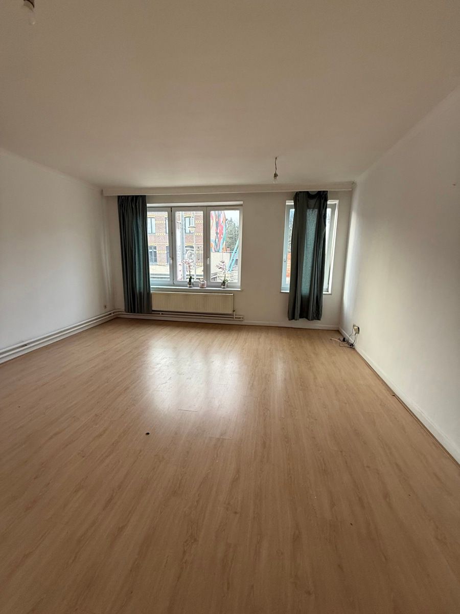 Appartement met 2 slaapkamers in de bruisende handelsstraat Vennestraat te huur! foto 2