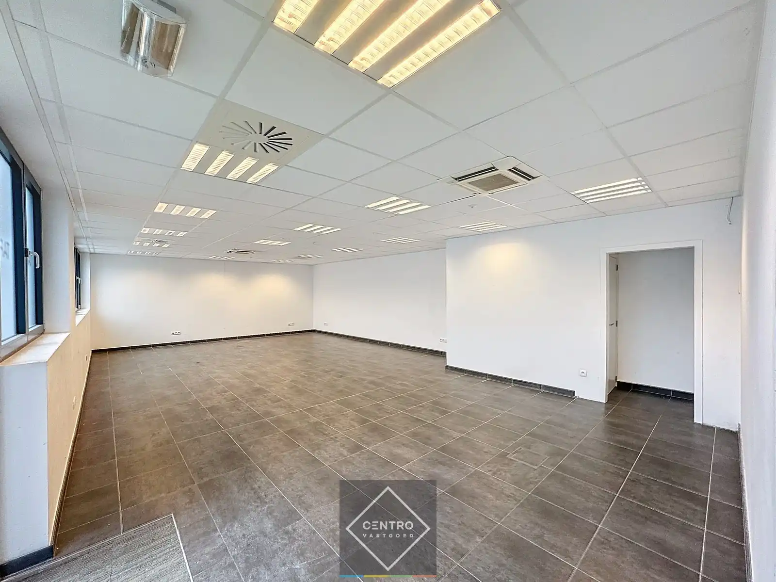Instapklare en energiezuinige KANTOORRUIMTE (2 x 90m²) TE KOOP met 3 private parkeerplaatsen voor de deur. foto 3