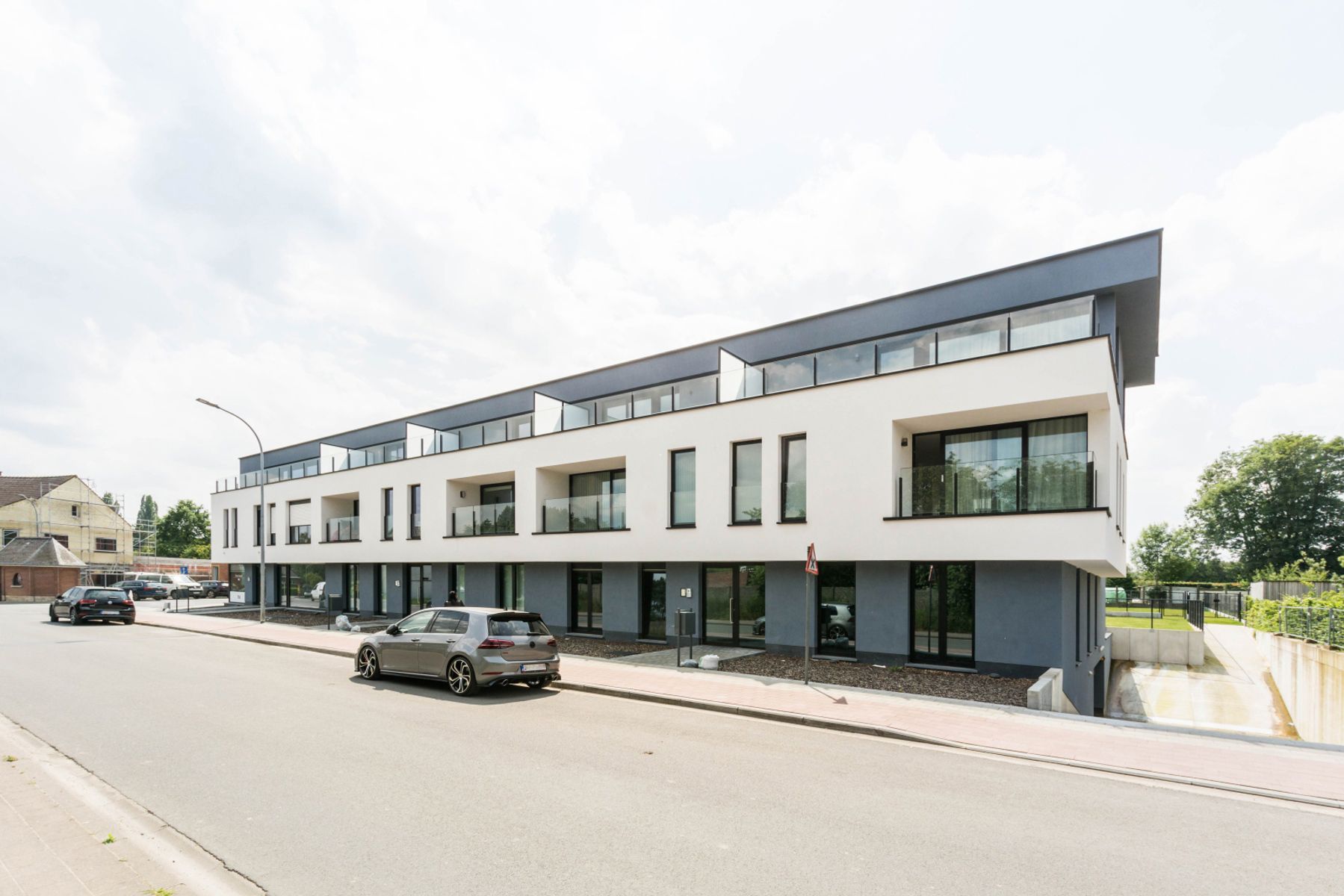 Nieuwbouw gelijkvloerse handels- of kantoorruimte met garage foto 4