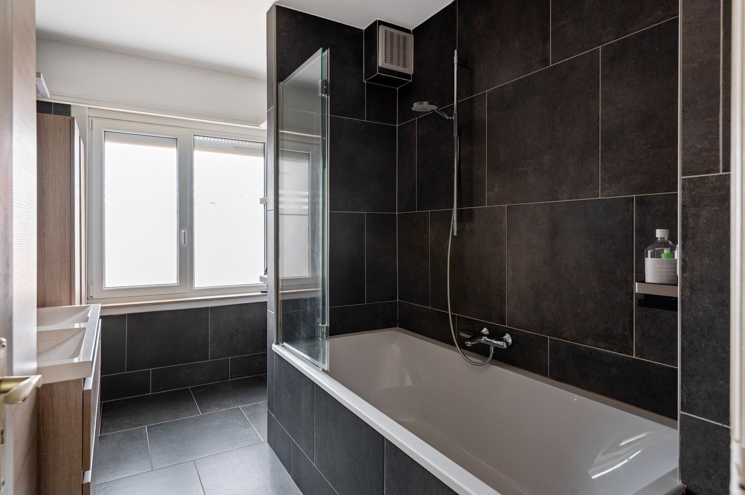 Instapklare woning met polyvalente praktijkruimte, 3 slaapkamers en aangename tuin te Wijnegem foto 16