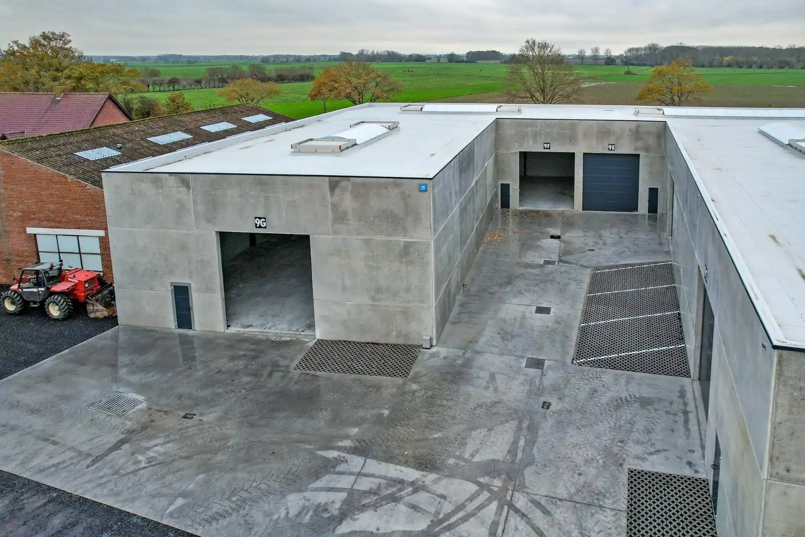 Geïsoleerde nieuwbouwloods 9G (loods 2) (290m²) te huur op een industrie- ambachtzone te Vleteren foto {{pictureIndex}}