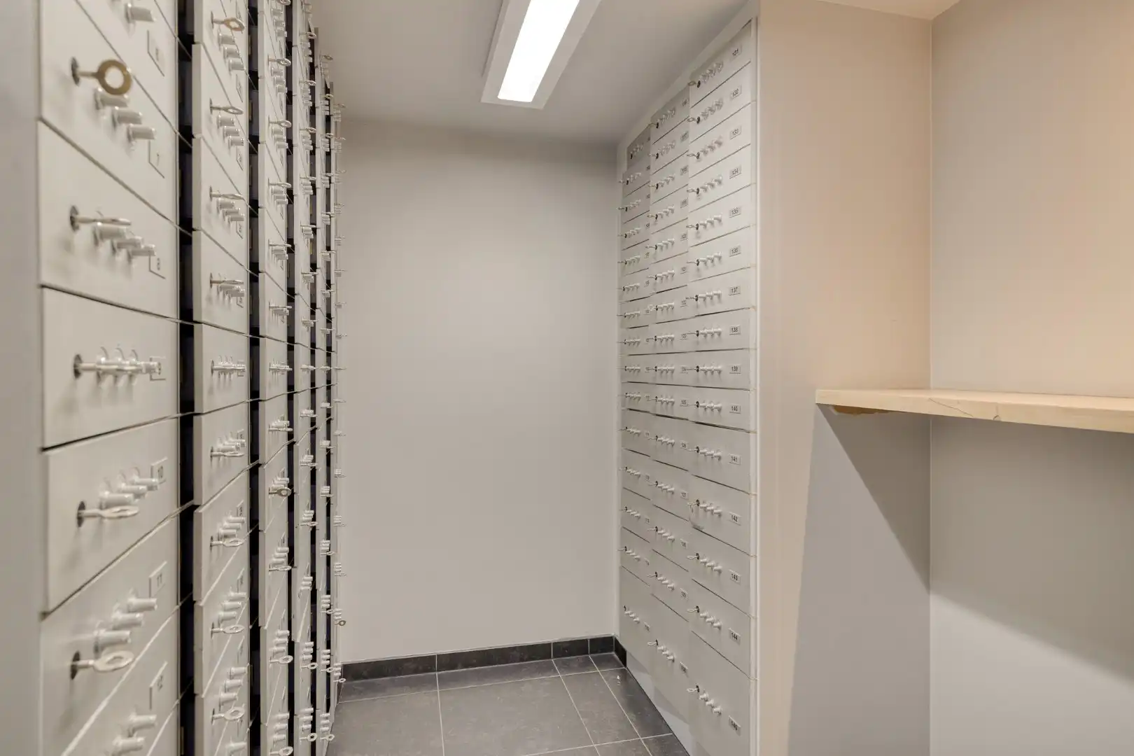 Instapklaar handelspand met ruime kelder en voldoende parking in het centrum van Geel ! foto 7