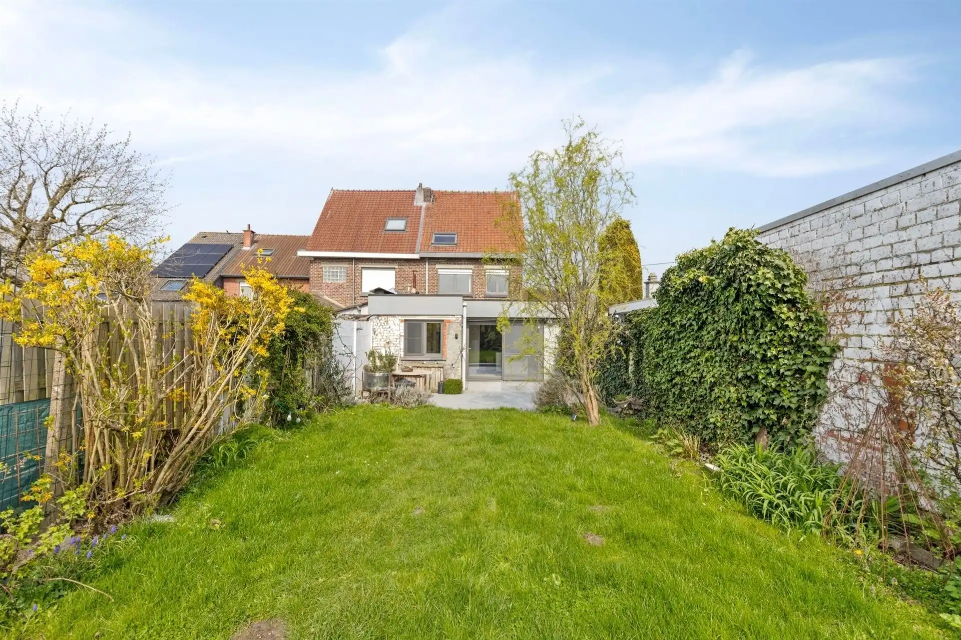 Ruime halfopen bebouwing (3 slpks), terras en tuin foto 25