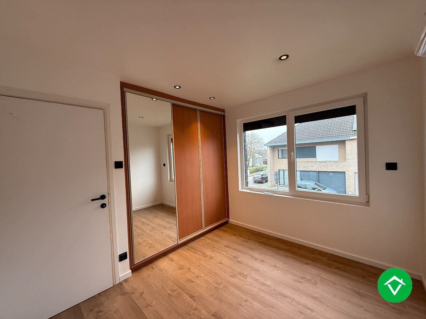 Ruim, gerenoveerde woning met 3 slaapkamers, garage en tuin in een rustige woonwijk te Roeselare! foto 18