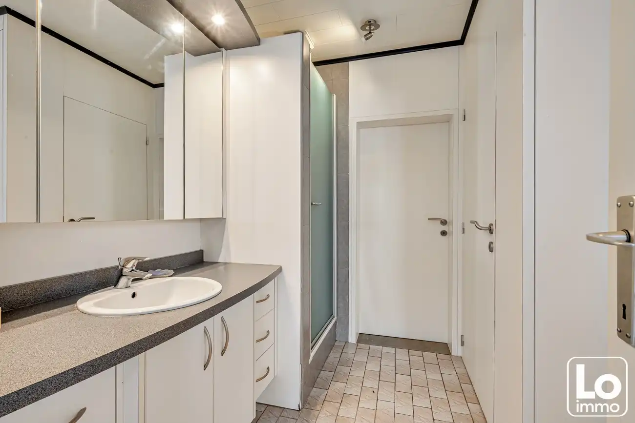 Te renoveren halfopen starterswoning met garagebox op makkelijk bereikbare locatie nabij het centrum van Desteldonk! foto 9