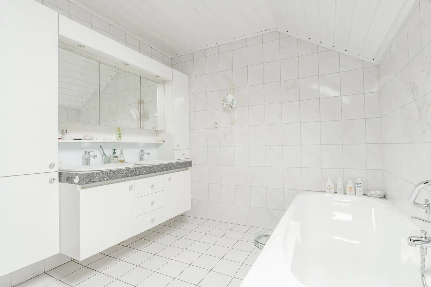 Mooie vrijstaande woning te koop vlakbij het centrum met 4 slaapkamers rustig gelegen op 10a10ca. foto 35