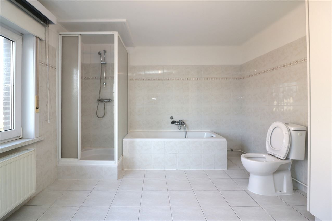 Woning met 2 slpk, terras, autostaanplaats onder de carport foto 16