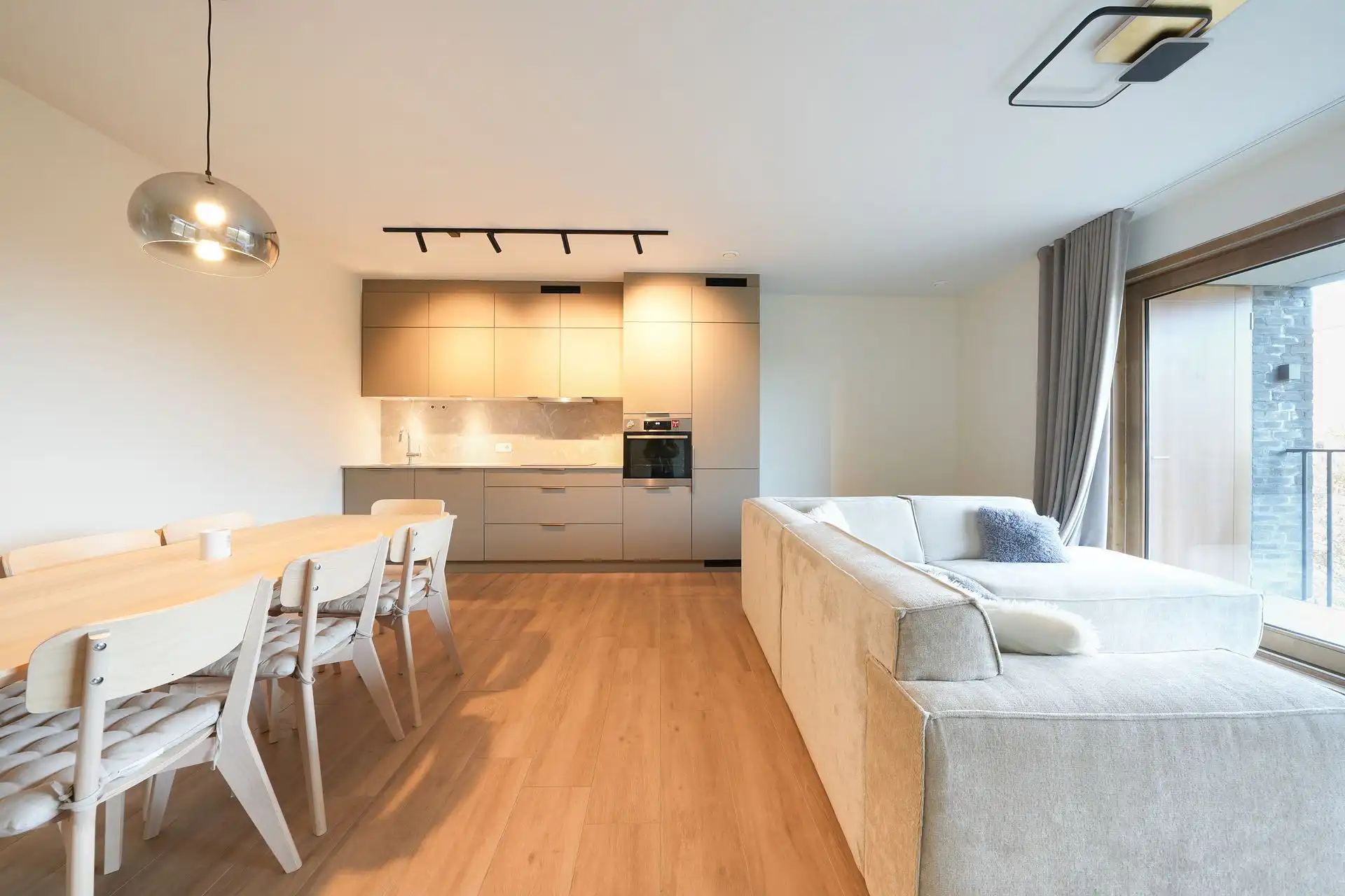 Modern BEN-appartement omringd door groen foto 2