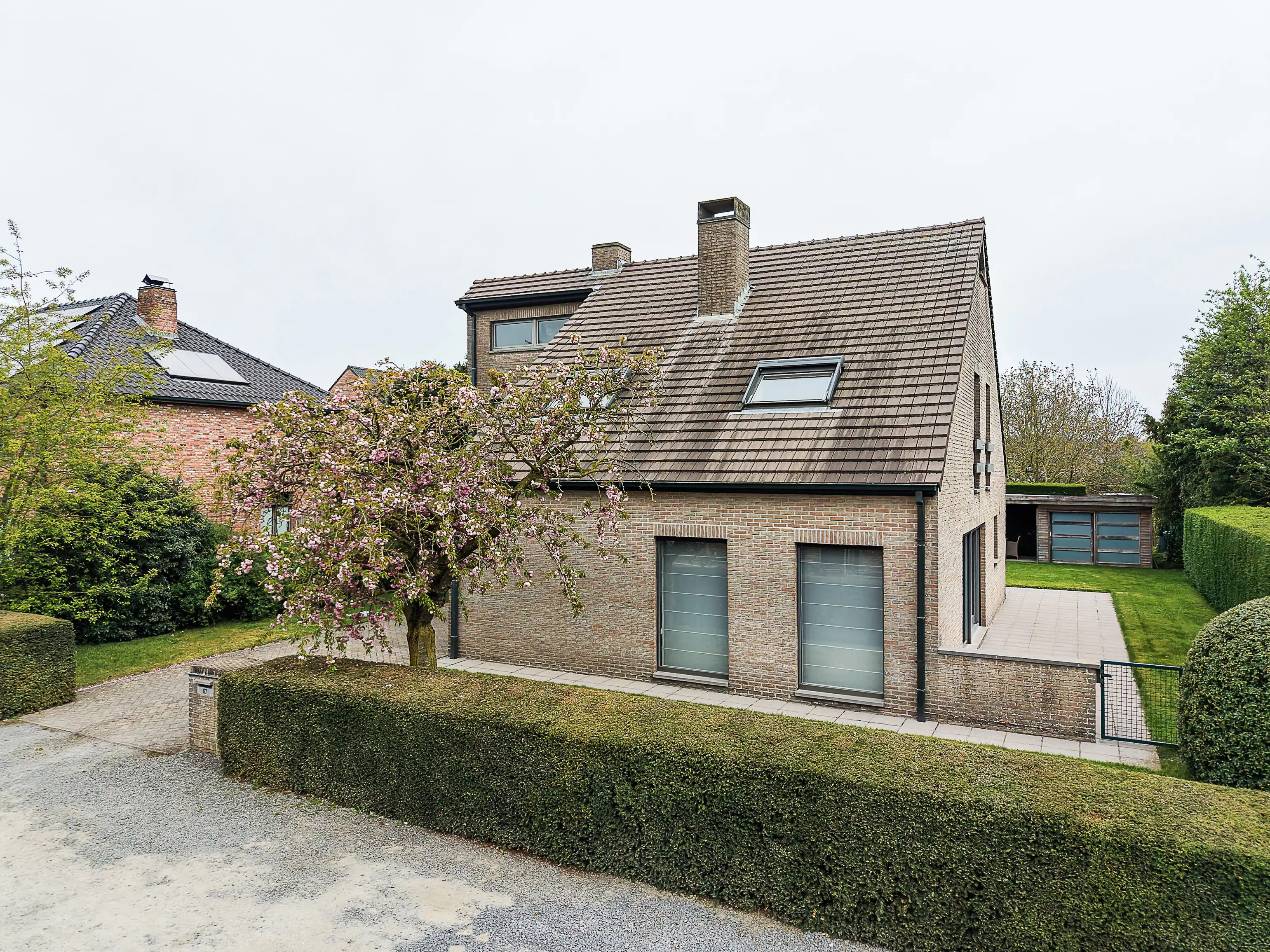 Ruime, instapklare gezinswoning (4 slpk + bureau) in Aalter foto {{pictureIndex}}