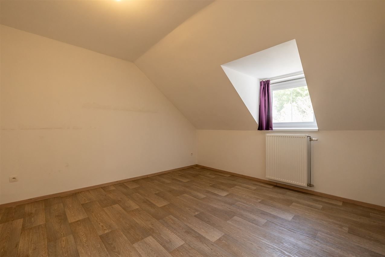 Gerenoveerde woning in rustige straat, 2 slaapkamers, ruime keuken, conforme elektriciteit en wandelroutes vlakbij. foto 21