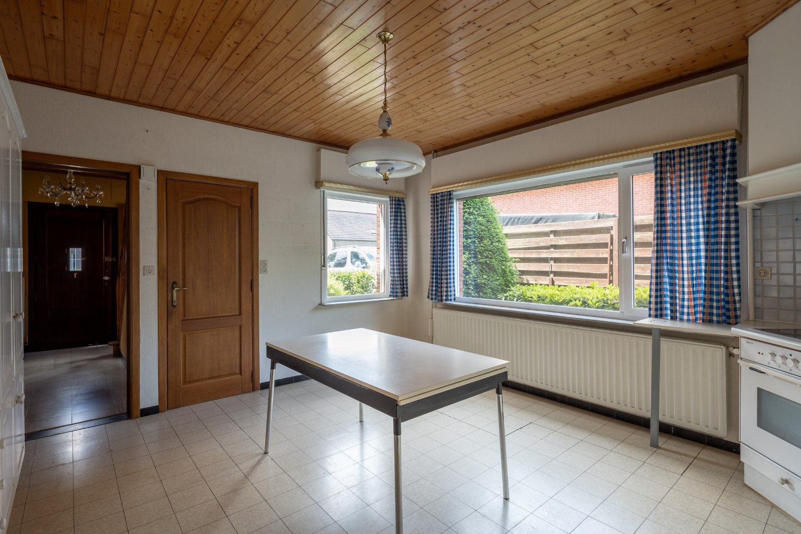 Deze ruime, te renoveren woning wordt verkocht. foto 10
