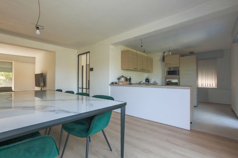Rustig gelegen, alleenstaande woning op 674m2 met 3 slaapkamers, lichtrijke woonkamer met zicht op de tuin.... foto 6