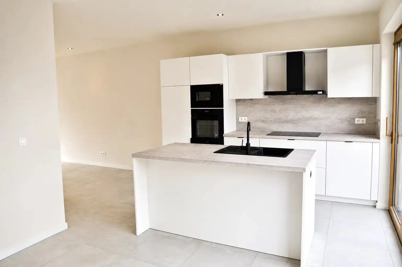 VOLLEDIG AFGEWERKTE NIEUWBOUWWONING MET 3 SLPK'S IN SINT-LAMBRECHTS-HERK (HASSELT) foto 2