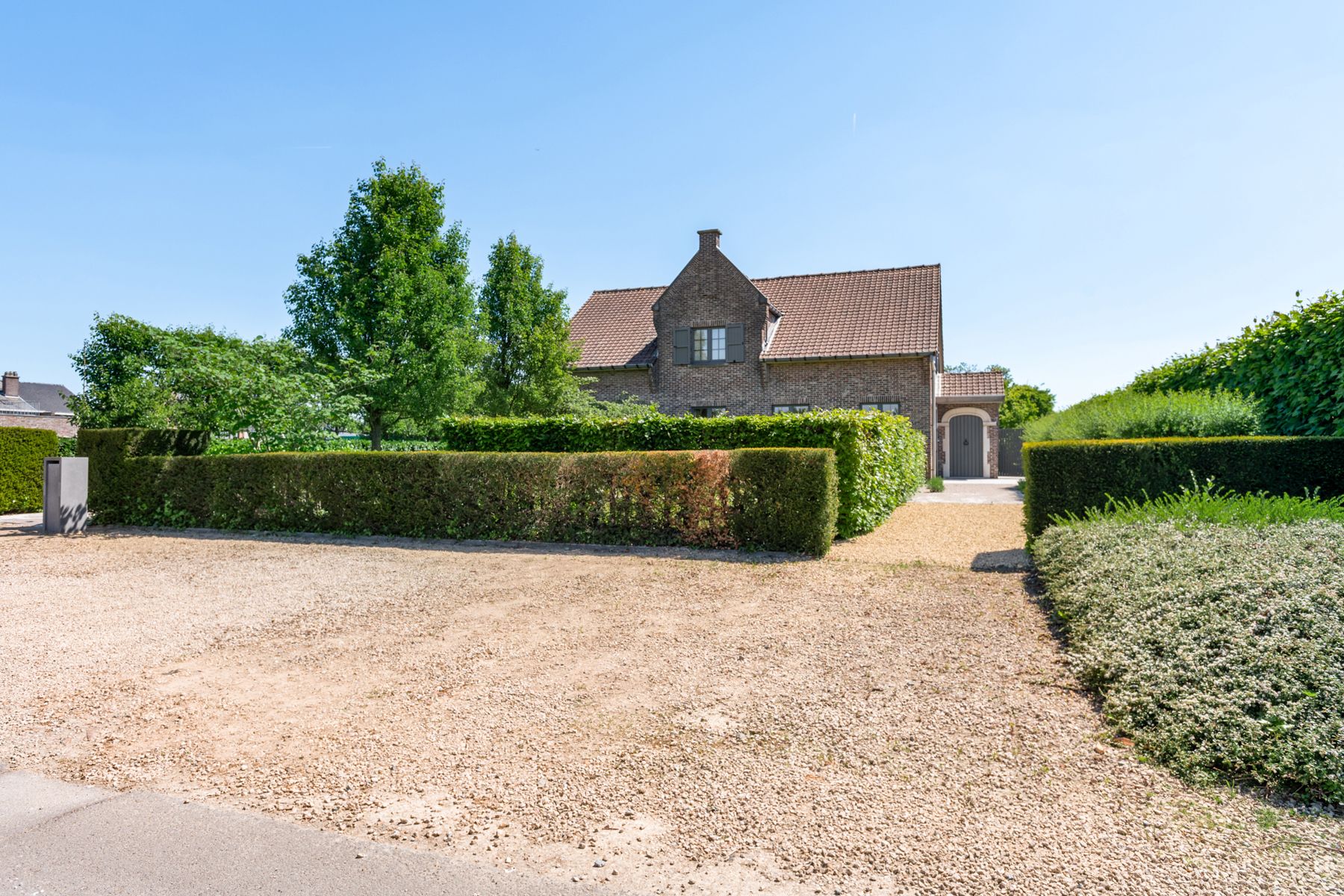 Ruime villa met praktijkruimte in rustige doodlopende straat. foto {{pictureIndex}}