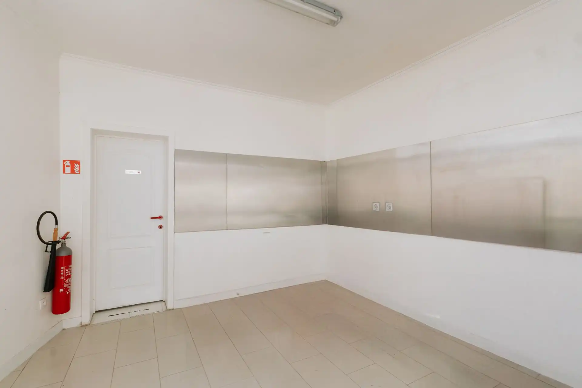 Uitstekend gelegen commercieel pand te Schoten foto 2