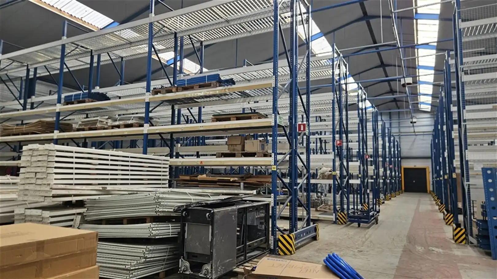Magazijnen nabij E40, foto 6