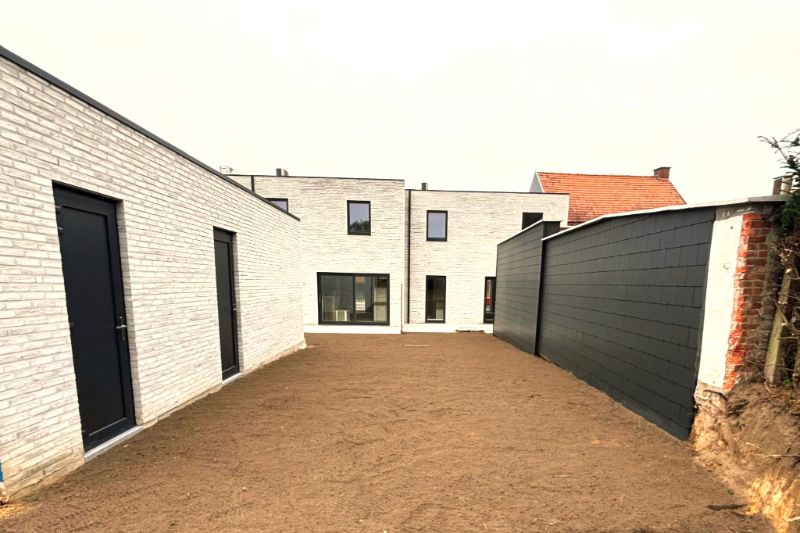 Hooglede: gesloten nieuwbouwwoning met 3 slaapkamers, zuid-gerichte tuin, carport en berging op een perceel van 169 m², centrale ligging foto 3