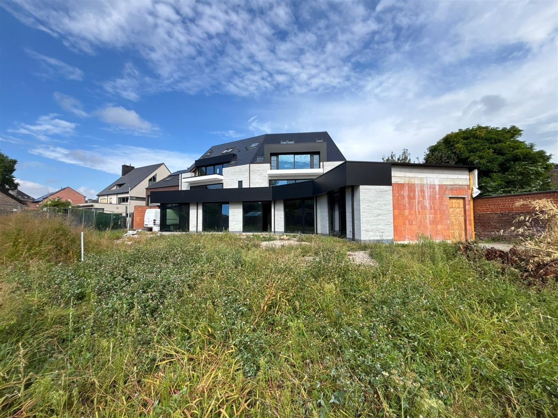 Nieuwbouw handelsruimte op commerciële liggen in het centrum! foto {{pictureIndex}}