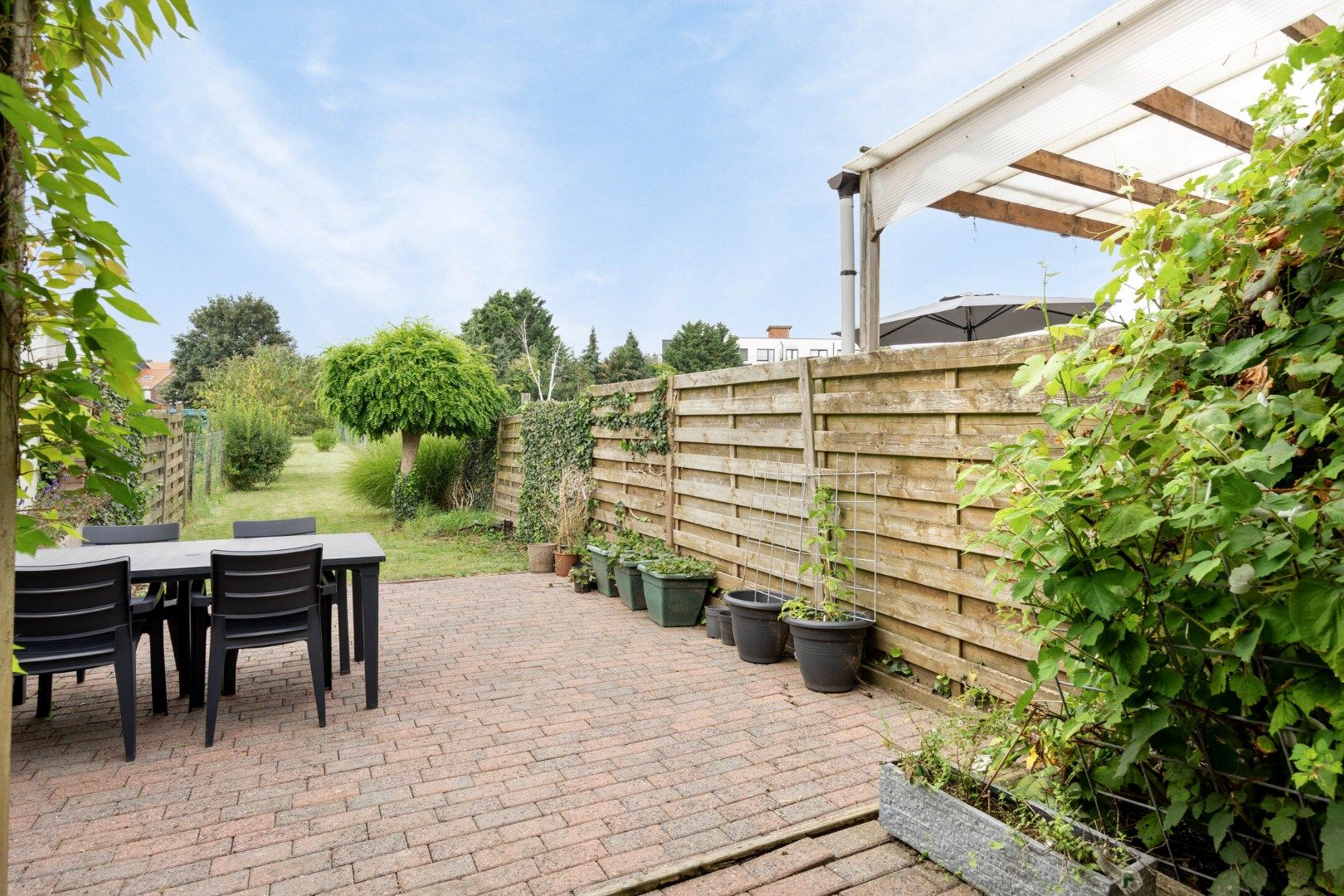 Instapklare rijwoning met 3 slaapkamers en prachtige ruime tuin met terras op topligging foto 2