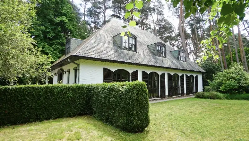 Stijlvolle villa van 275m² op 20 are met bureel, 4 slaapkamers, 2 bad-of douchekamers, dubbele garage foto 3