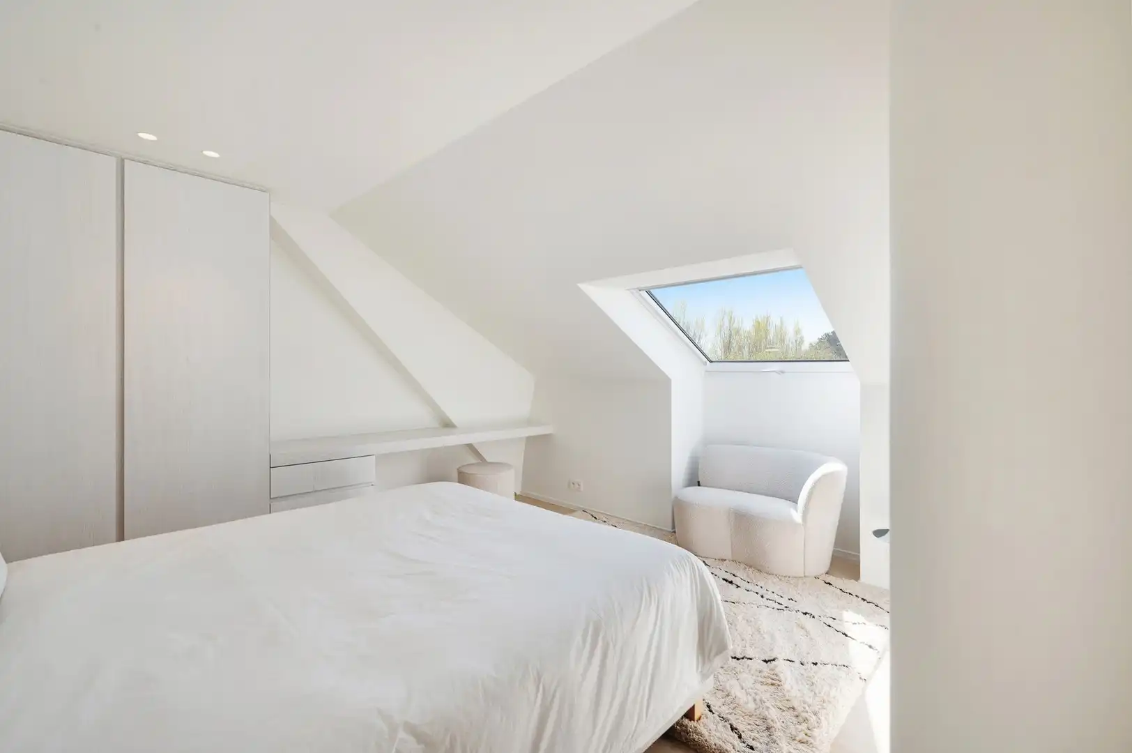 Zonnig gerenoveerd appartement met zuidwest gericht terras en open zicht op wandelafstand van het strand in hartje Zoute. foto 19