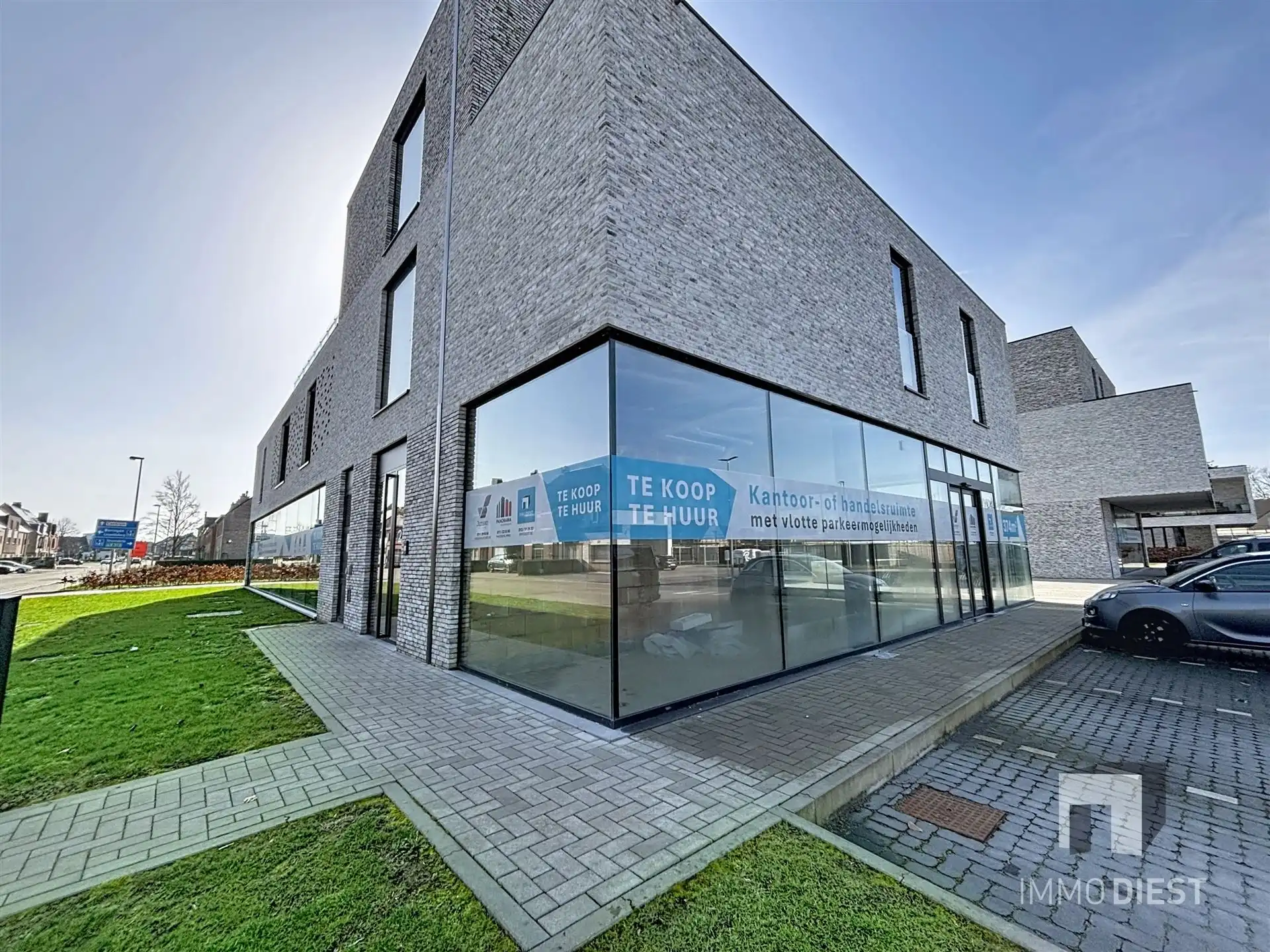 Commercieel Gebouw van 374m2 op toplocatie met parking! foto 2